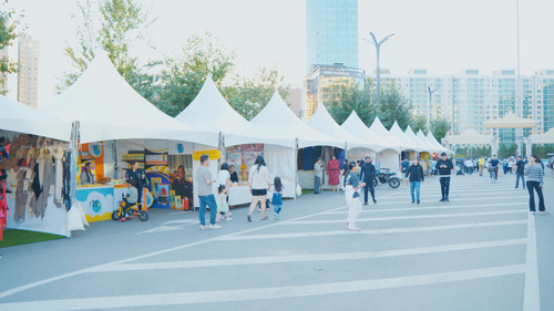 Тайзнаас гаднах “Kharkhorum Bazaar”